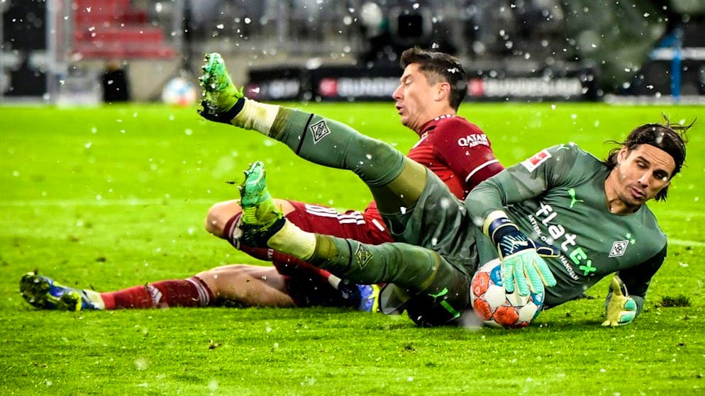 Yann Sommer en action face à Robert Lewandowski durant la rencontre