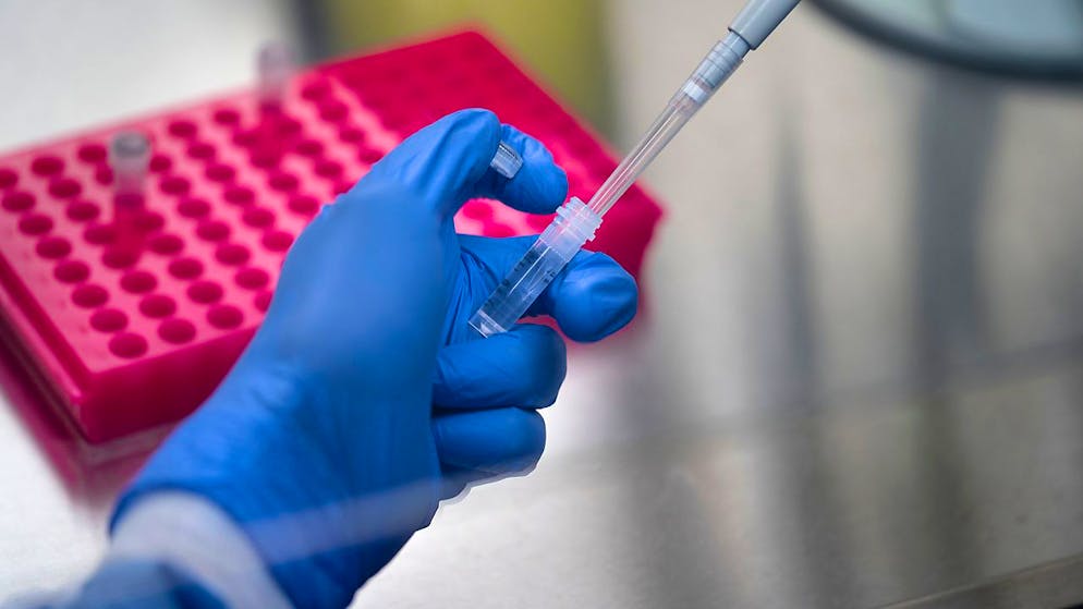 La Suisse compte vendredi 28'038 cas supplémentaires de coronavirus en 24 heures, selon les chiffres de l'Office fédéral de la santé publique (image symbolique).