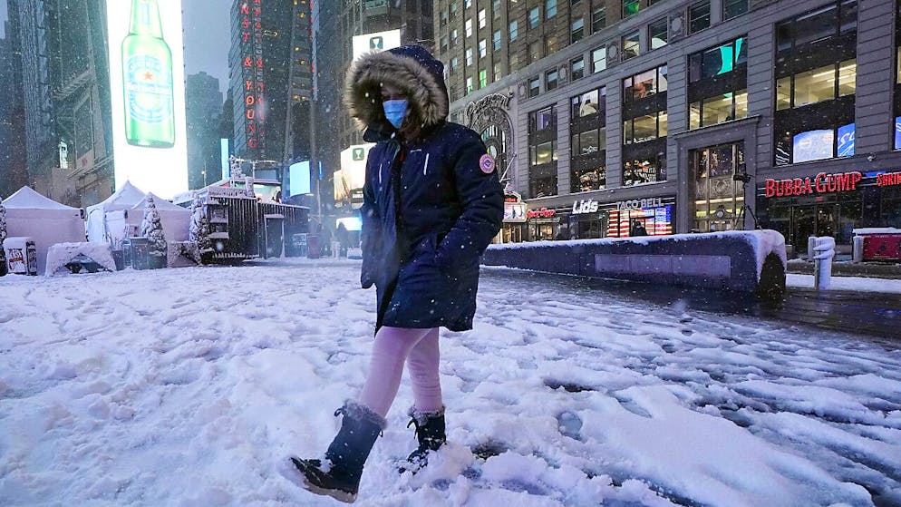 La célèbre place Times Square au coeur de New York était recouverte de neige au petit matin, dans un silence rare dans la métropole de neuf millions d'habitants.