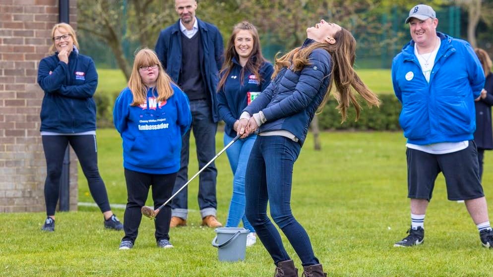 Kate se la ride quando manca la palla da golf nell'aprile 2021.