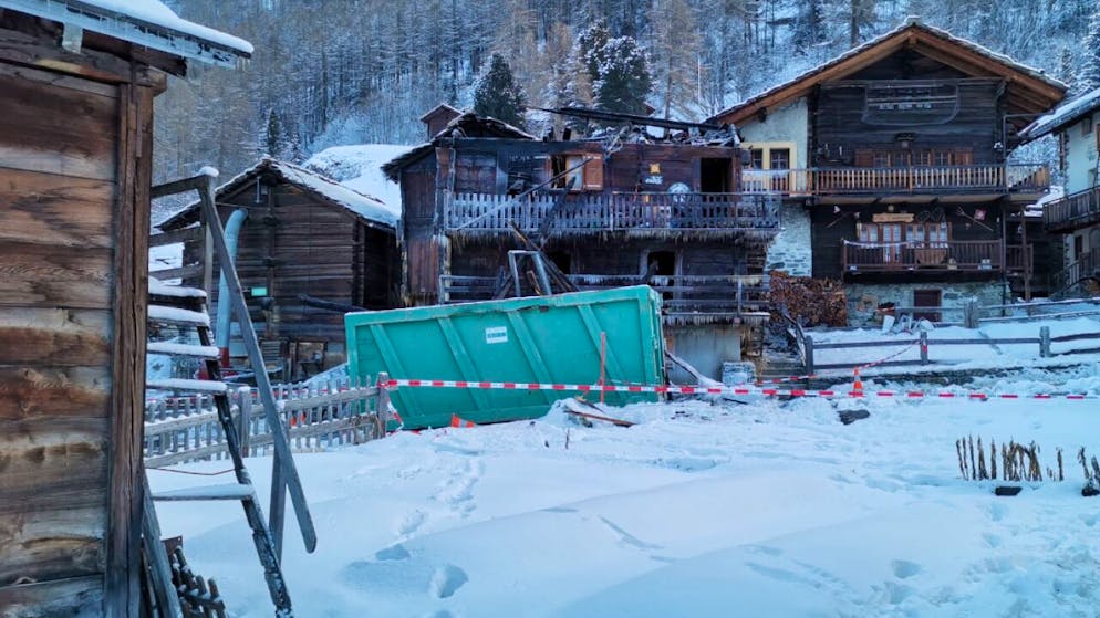 Un incendie a passablement détruit un chalet aux Haudères (VS) jeudi soir.