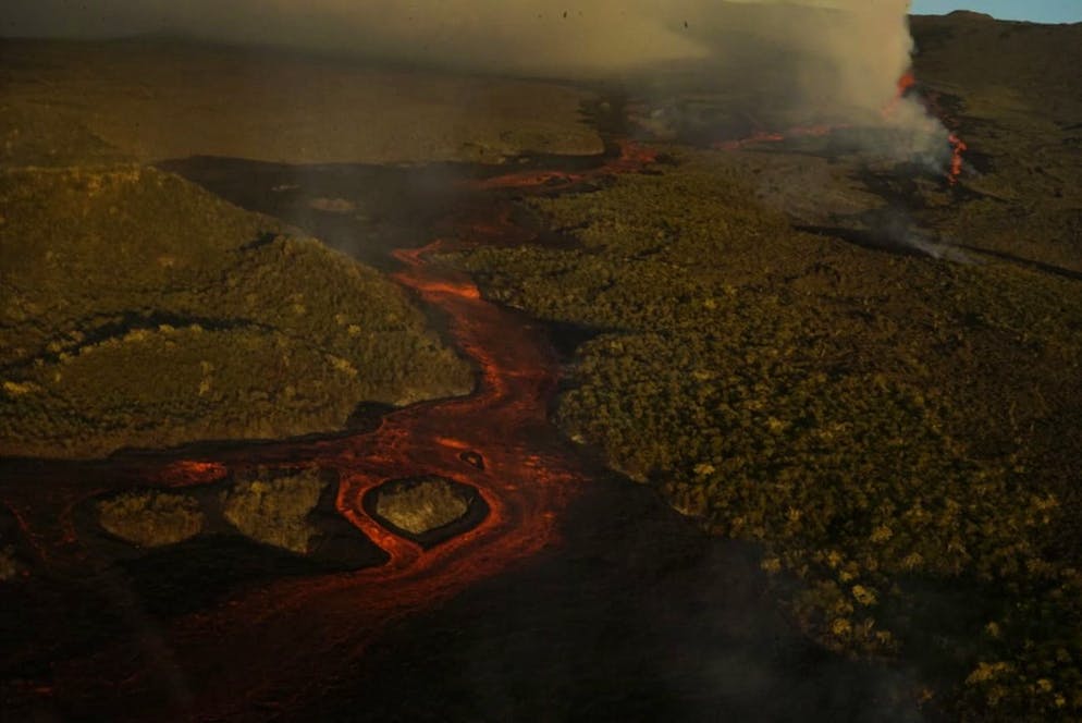 C'est la deuxième fois en sept ans que le volcan Wolf entre en éruption.