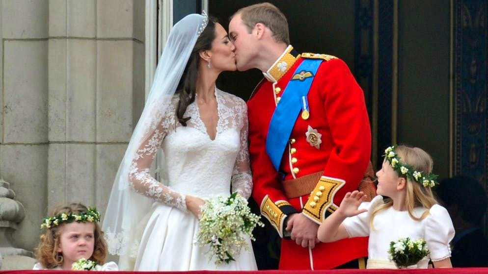 29 aprile 2011, Londra: è stato un matrimonio da sogno: William e Kate si baciano sul balcone di Buckingham Palace - e tutto il mondo sta guardando.