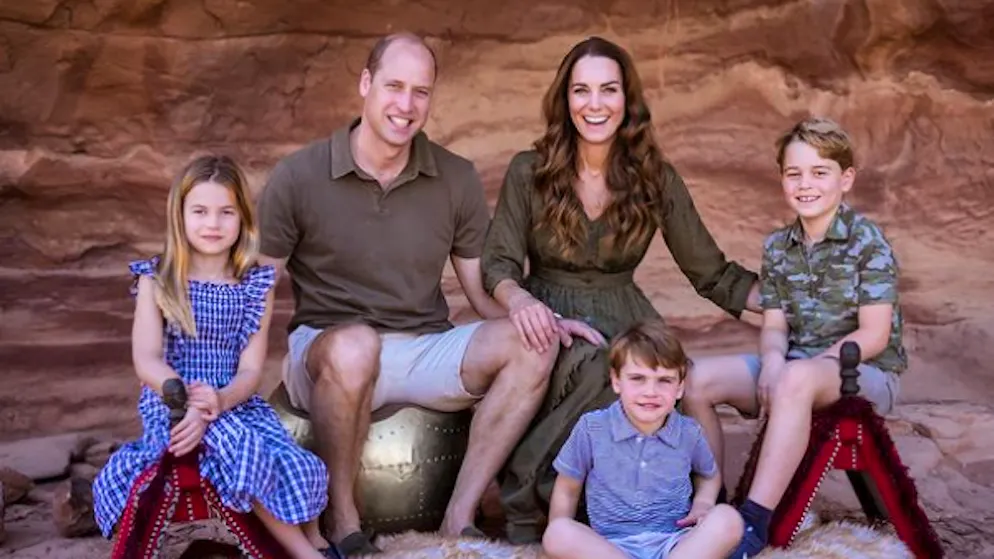 Bilder einer royalen Liebe zwischen Prinz William und Herzogin Catherine. Exotischer Neujahresgruss: Die Windsors schicken Grüsse aus der jordanischen Wüste.