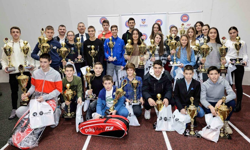 Djokovic in mezzo a diversi giovani durante la premiazione dei migliori giovani tennisti organizzata dall’Associazione tennis di Belgrado il 17 dicembre.
