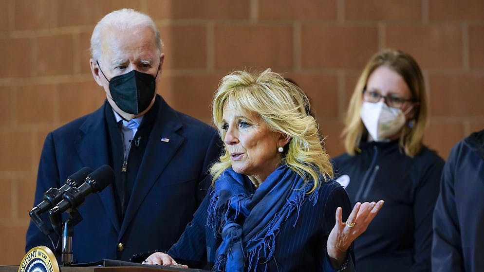 Joe Biden, accompagné de sa femme Jill, s'est rendu dans la ville de Louisville, réduite en cendres le 30 décembre.