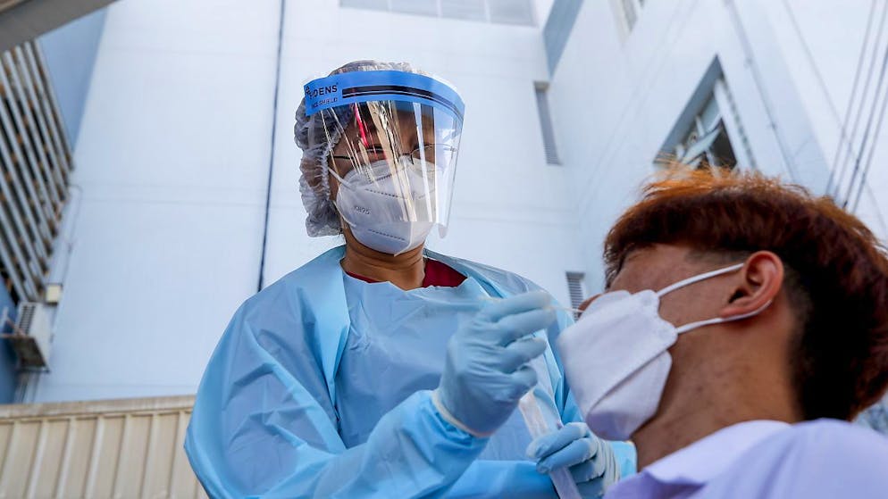 Ogni giorno si segnalano a livello mondiale 2 milioni di nuovi casi di coronavirus. I decessi sono però in netto calo.