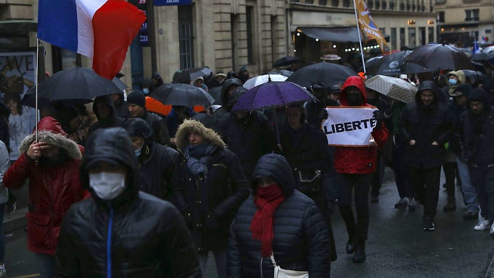 "A quand un vaccin du respect?" , #ontemmerde", "Confiance rompue", pouvait-on lire sur les pancartes des manifestants qui ont défilé à travers la France.