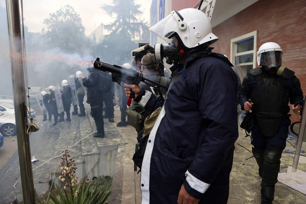 La police aurait dispersé les manifestants en utilisant du gaz lacrymogène, selon des personnes présentes, ce que la police a démenti, disant avoir eu recours à des canons à eau.