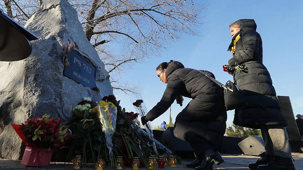 Plusieurs proches des victimes du crash se sont également rassemblés samedi à Kiev en Ukraine.