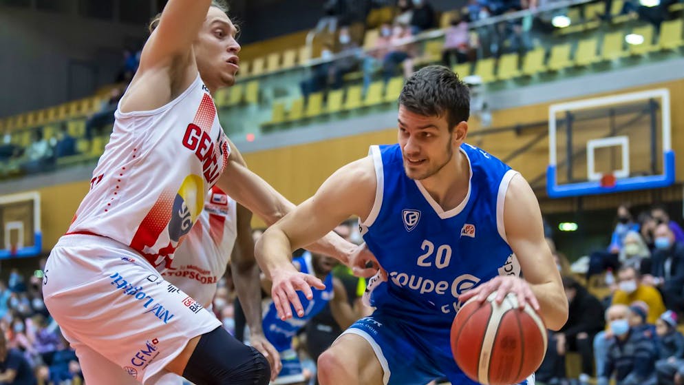 Le joueur fribourgeois, Arnaud Cotture, droite, lutte pour le ballon avec deux joueurs des Lions de Geneve, Thomas Jurkovitz, gauche, lors de la rencontre du championnat suisse de Basketball LNA entre les Lions de Geneve et le Fribourg Olympic.