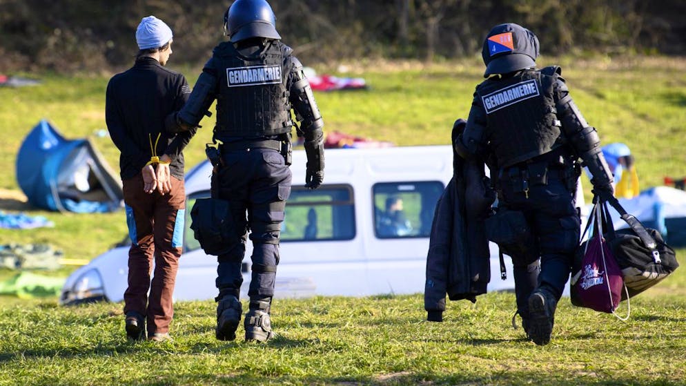 Plusieurs dizaines de personnes avaient été interpellées lors de l'évacuation de la zad du Mormont (VD) il y a quelques mois par les forces de l'ordre (archives).