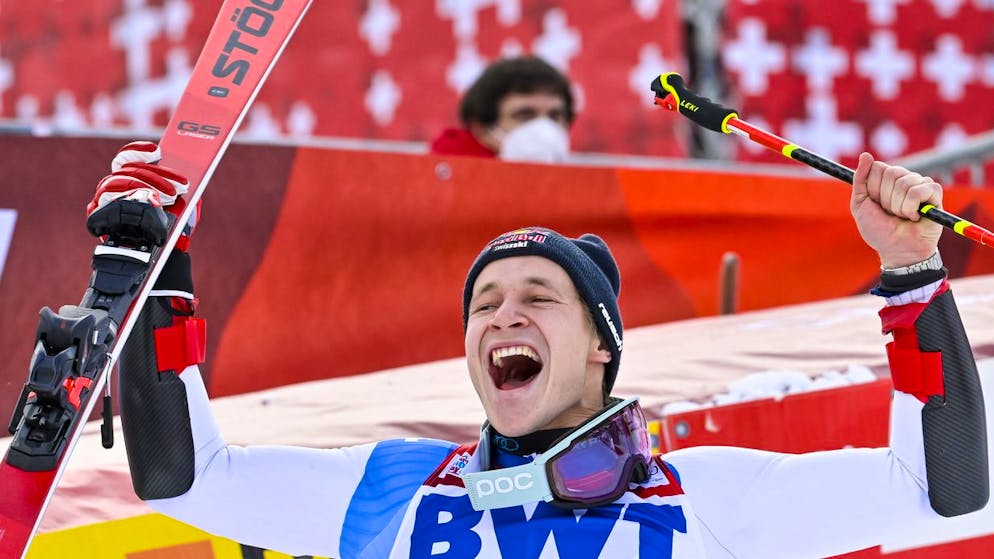 Marco Odermatt jubile : le Suisse a remporté haut la main le géant d’Adelboden.