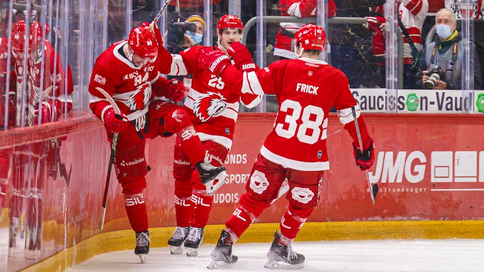 L'attaquant lausannois Tim Bozon, gauche, celebre apres avoir marque lors de la rencontre du championnat suisse de hockey sur glace de National League.
