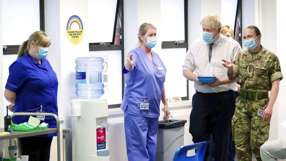 Pour le moment, le Premier ministre Boris Johnson, ici en visite dans un centre de vaccination, s'est refusé à imposer de nouvelles restrictions afin de limiter la propagation du virus.