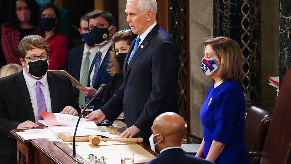 L'allora vicepresidente degli Usa Mike Pence (al centro) il 6 gennaio 2021 si rifiutò di bloccare in Senato la certificazione della vittoria di Joe Biden alle elezioni presidenziali.