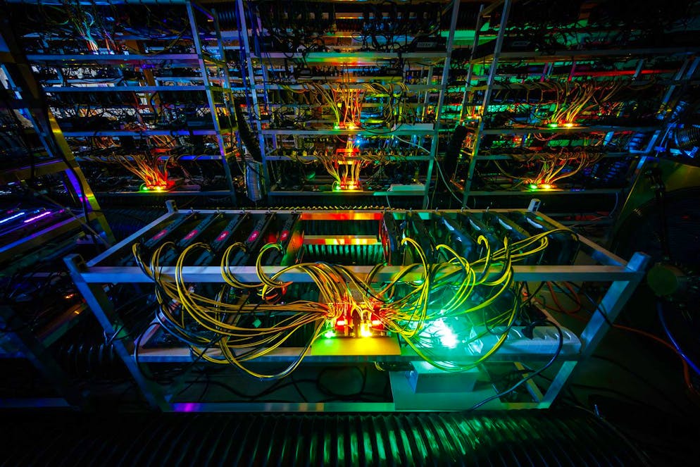 Pour créer (miner) des cryptomonnaies comme le Bitcoin, il faut faire résoudre des équations complexes à des ordinateurs puissants, ce qui consomme énormément d'énergie. (image d'illustration)