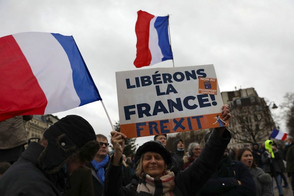 À Paris, la manifestation la plus importante a rassemblé plusieurs milliers de personnes à l'appel des Patriotes du candidat pro-Frexit à la présidentielle Florian Philippot.