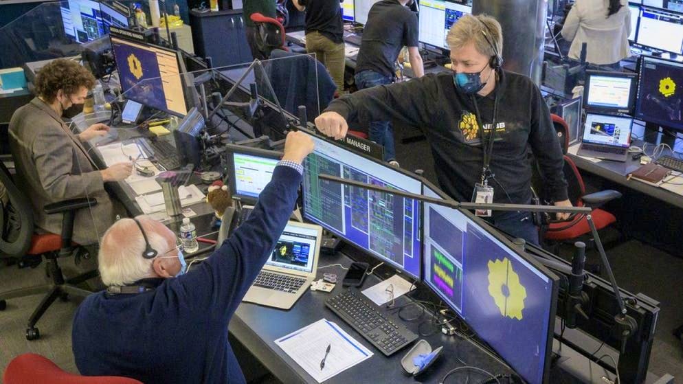 Des dizaines d'ingénieurs de la Nasa ont applaudi de joie à l'annonce du déploiement complet.