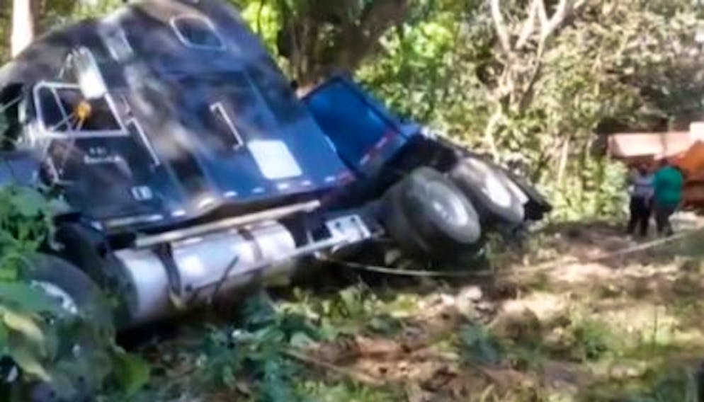 Selon la police routière, le minibus a percuté le camion pendant un dépassement, a chuté dans un fossé et une partie des sacs de sucre que transportait le camion lui est tombé dessus.