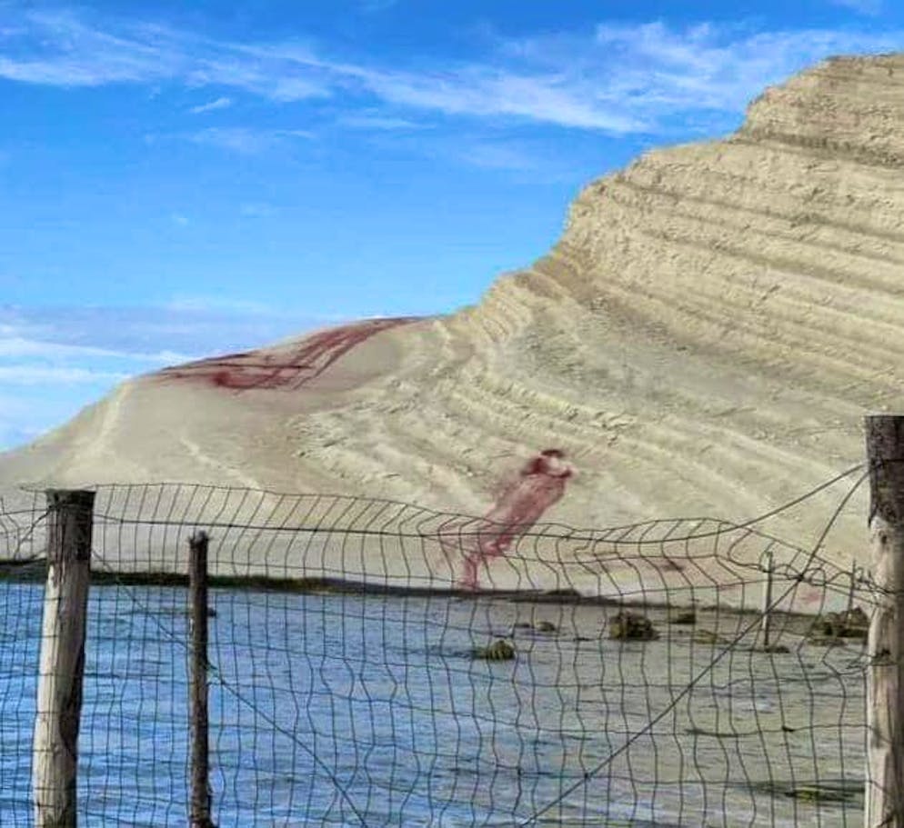 La Scala dei Turchi imbrattata di rosso