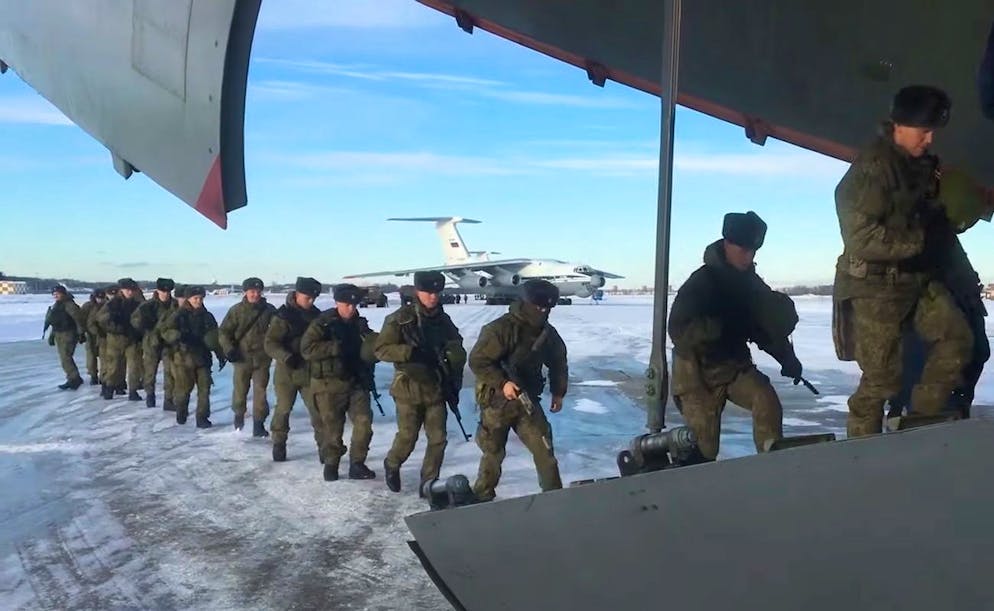 Une image fixe tirée d'une vidéo distribuée par le service de presse du ministère russe de la Défense montre des soldats de la paix russes embarquant dans un vol militaire en route pour participer à une opération de maintien de la paix de l'OTSC au Kazakhstan, à l'aéroport Chkalovsky dans la région de Moscou, en Russie, le 8 janvier 2022.