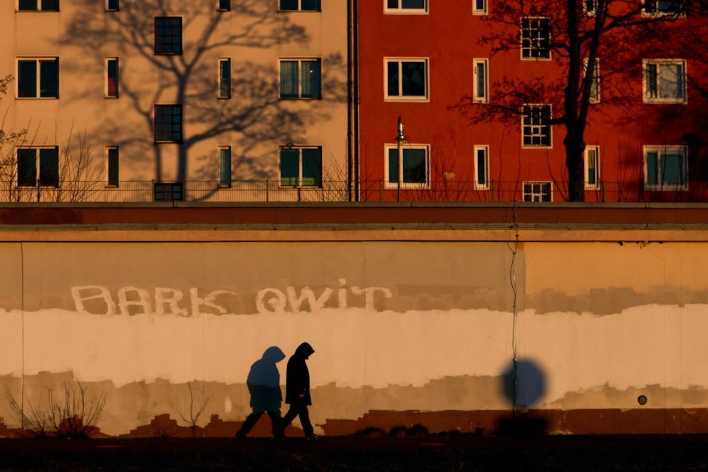Un homme marche pendant un après-midi ensoleillé au quartier Neukoelln de Berlin, Allemagne, Allemagne, 06 janvier 2022. Le vendredi 07 janvier, le gouvernement allemand discutera de nouvelles mesures afin de freiner la propagation de la variante omicron du coronavirus Sars-2-Cov2.