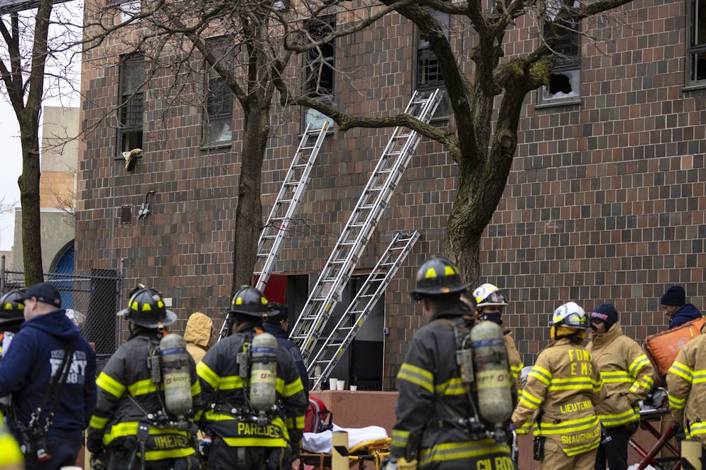 Des échelles sont érigées à côté de l'immeuble où un incendie s'est déclaré dans le Bronx le dimanche 9 janvier 2022, à New York.