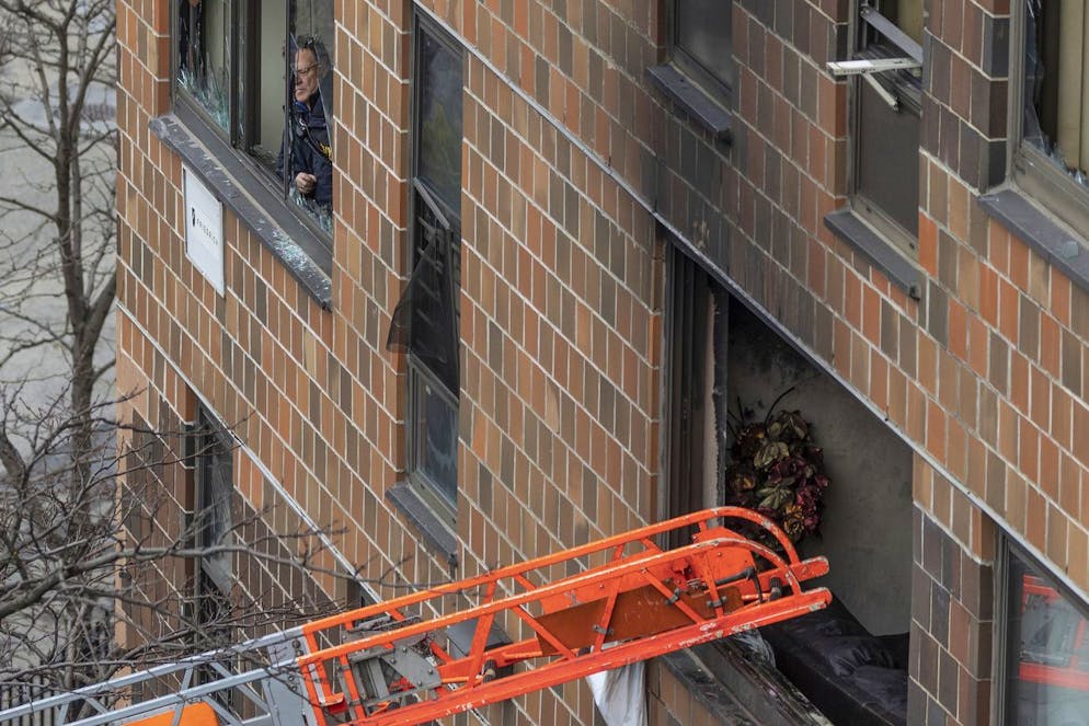 Une échelle mène à une fenêtre après un incendie mortel dans un immeuble du Bronx le dimanche 9 janvier 2022 à New York.