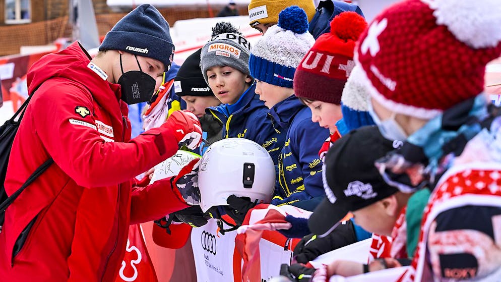 Marco Odermatt rilascia autografi ai tifosi accorsi ad Adelboden.