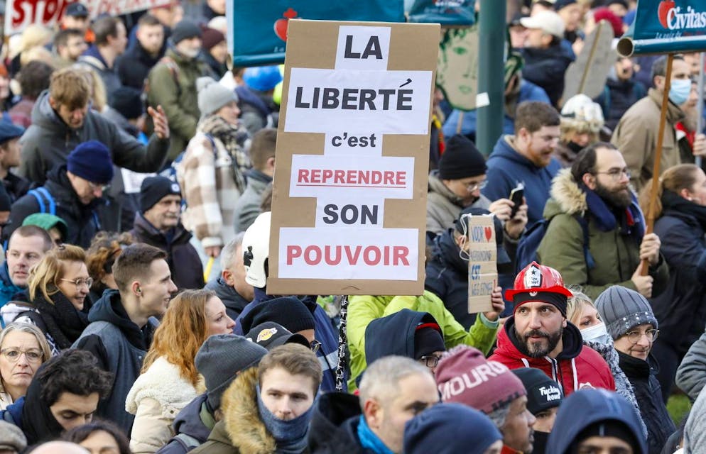Des personnes participent à une manifestation contre les mesures de Covid-19 à Bruxelles, Belgique, le 9 janvier 2022.