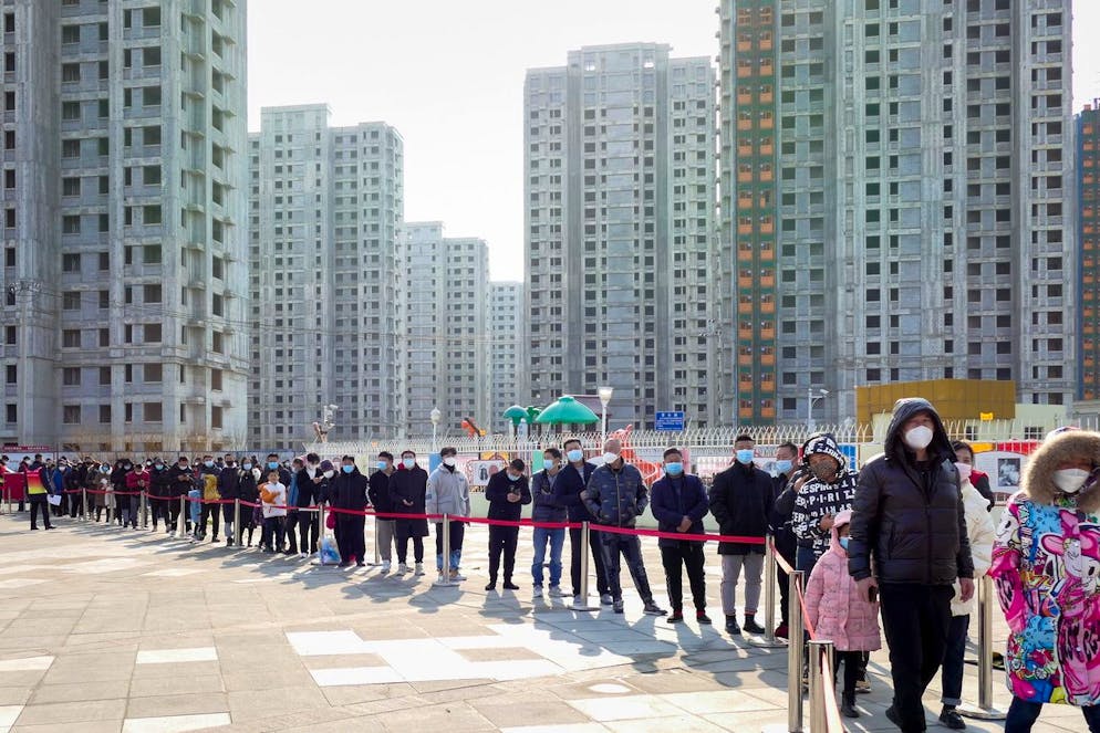 Des résidents font la queue pour subir un test Covid-19 dans la municipalité de Tianjin, Chine, le 9 janvier 2022.