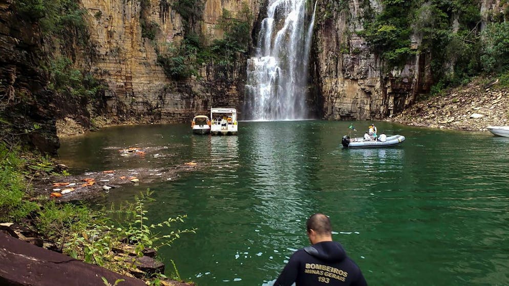 Un document photo mis à disposition par le service d'incendie de l'État du Minas Gerais qui montre les travaux de recherche et de sauvetage pour les victimes d'un accident sur le lac Furnas, un lieu touristique de la municipalité de Capitolio, dans l'état de Minas Gerais, Brésil, 08 janvier 2022.