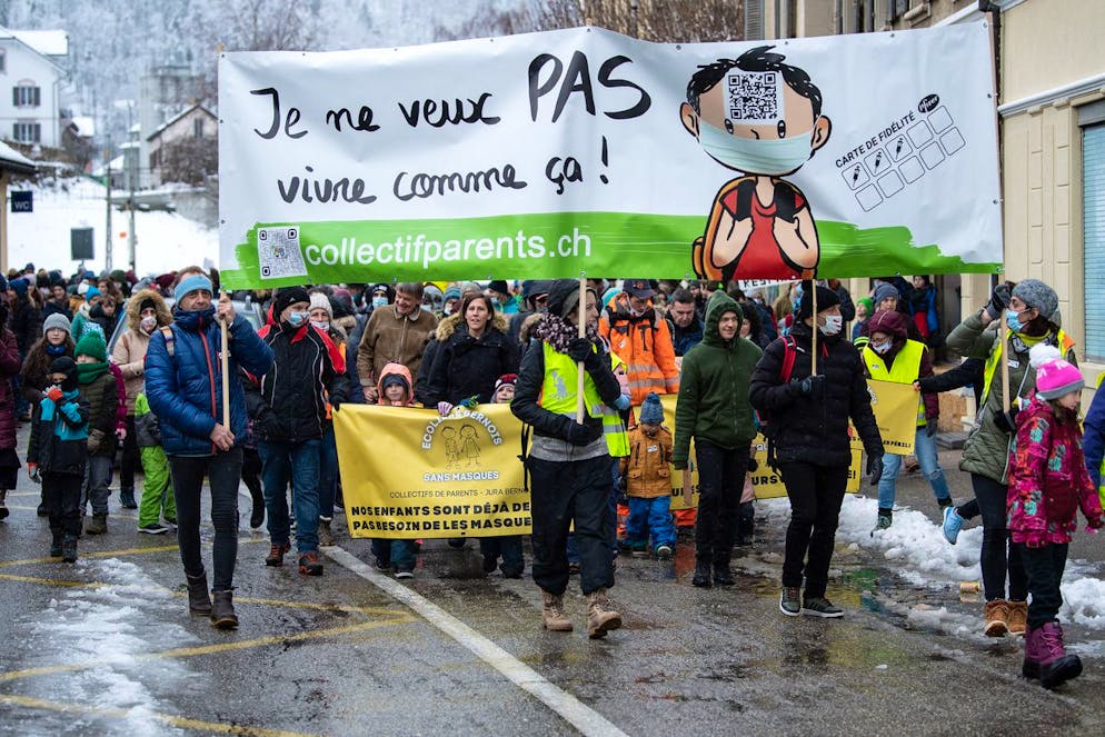 Les gens manifestent contre l'imminente obligation de masques pour les enfants dans les écoles du canton de Berne, le dimanche 9 janvier 2022, à Tavannes.