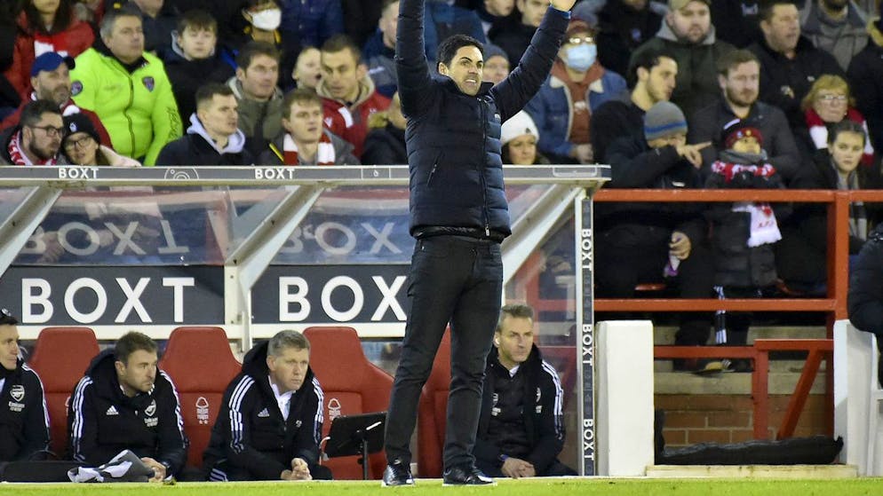 Mikel Arteta gesticule au bord du terrain