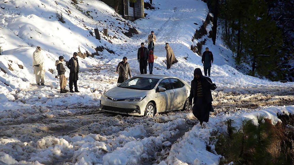 Les visiteurs avaient afflué la semaine dernière dans la petite ville de Murree, 70 kilomètres au nord-est de la capitale Islamabad, pour profiter de la neige tombée inhabituellement en abondance.