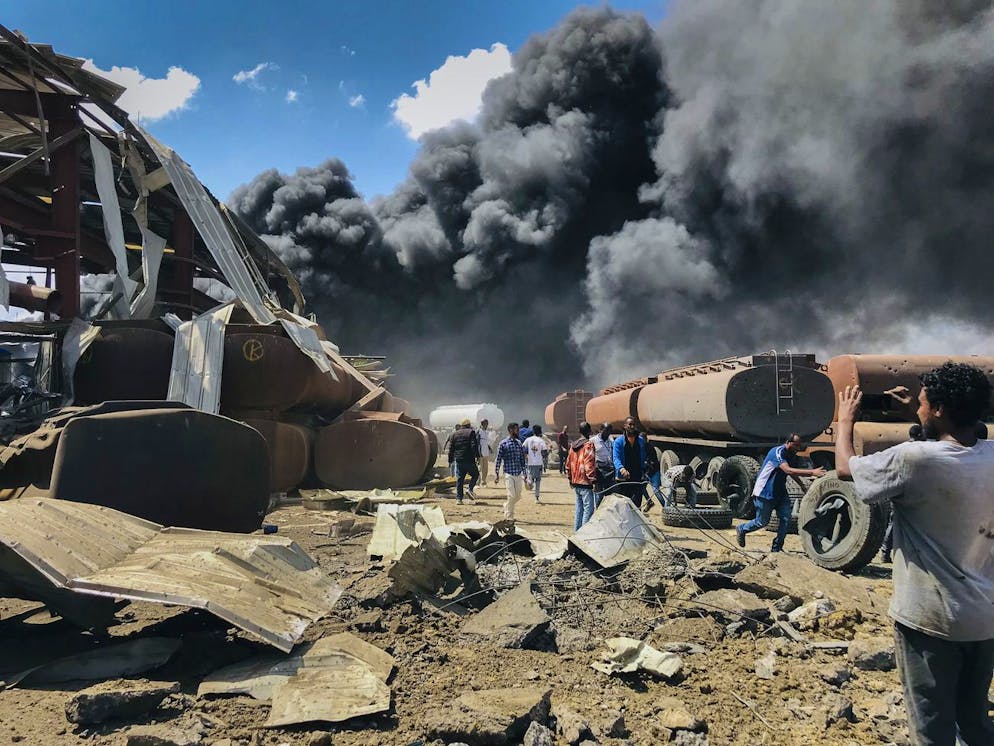 Des nuages de fumée noire provenant d'incendies sur les lieux d'une frappe aérienne à Mekele, la capitale de la région du Tigré, dans le nord de l'Éthiopie, le 20 octobre 2021. Les rebelles se sont repliés fin décembre dans leur fief du Tigré face à une offensive militaire des forces gouvernementales. Les affrontements avaient connu une accalmie depuis, bien que les rebelles accusent le gouvernement de continuer à mener des frappes meurtrières de drones sur le Tigré. (archives)