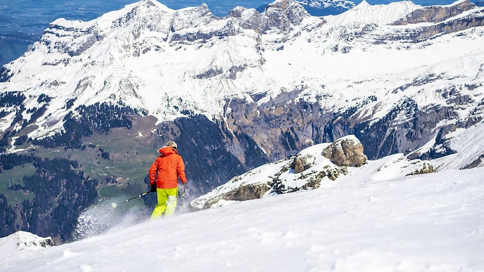 Le ressortissant philippin domicilié en Suisse était d'abord parti avec un groupe de skieurs sur la piste du Rindertitlis, a indiqué dimanche la police cantonale de Nidwald.