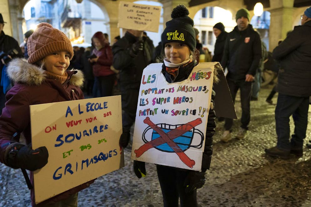 Des enfants participent a la manifestation contre l'obligation du port du masque des élèves dès huit ans (5-8 P) dans les classes des écoles primaires genevoises, le mercredi 8 décembre 2021 à Genève. En plusieurs lieux de Suisse, le port du masque à l'école provoque des levées de boucliers.