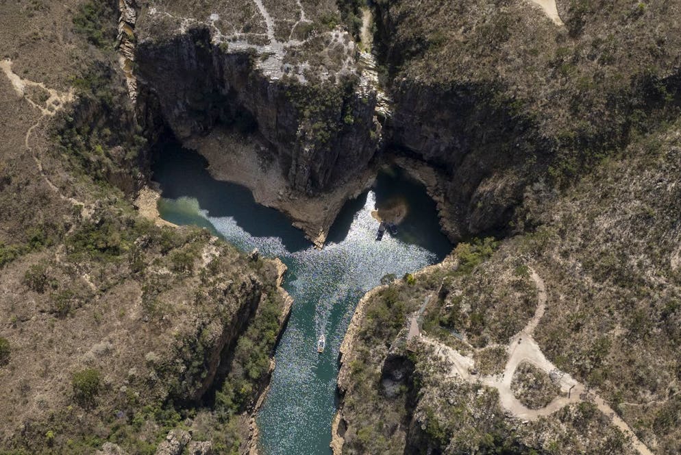 Samedi à la mi-journée, un grand fragment de roche s'est détaché de sa paroi et est tombé sur trois bateaux qui se promenaient sur le lac Furnas, un site prisé pour ses eaux vertes et son défilé de spectaculaires parois rocheuses.