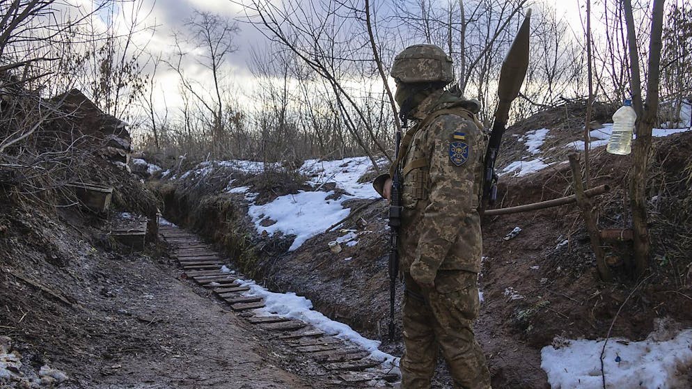 La Russie est accusée d'avoir massé des dizaines de milliers de soldats à la frontière de l'Ukraine voisine en prévision d'une éventuelle invasion, ce que Moscou nie. Ici, un soldat ukrainien patrouillant sur la ligne de séparation avec les rebelles pro russes dans la région de Donetsk.