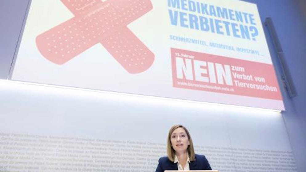 Johanna Gapany, Staenderaetin FDP-FR, spricht waehrend einer Medienkonferenz des Komitees gegen ein radikales Verbot von Tierversuchen, am Montag, 10. Januar 2022, in Bern. (KEYSTONE/Peter Klaunzer)