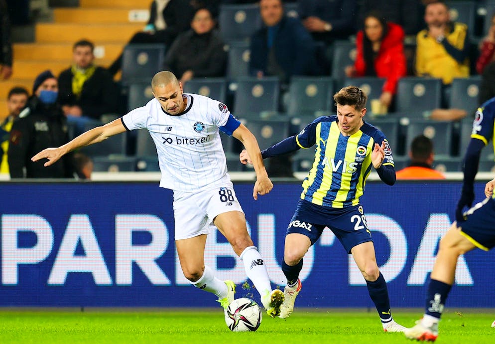 Inler (à droite) a marqué lors de la victoire 2-1 d'Adana Demirspor sur le terrain de Fenerbahce.