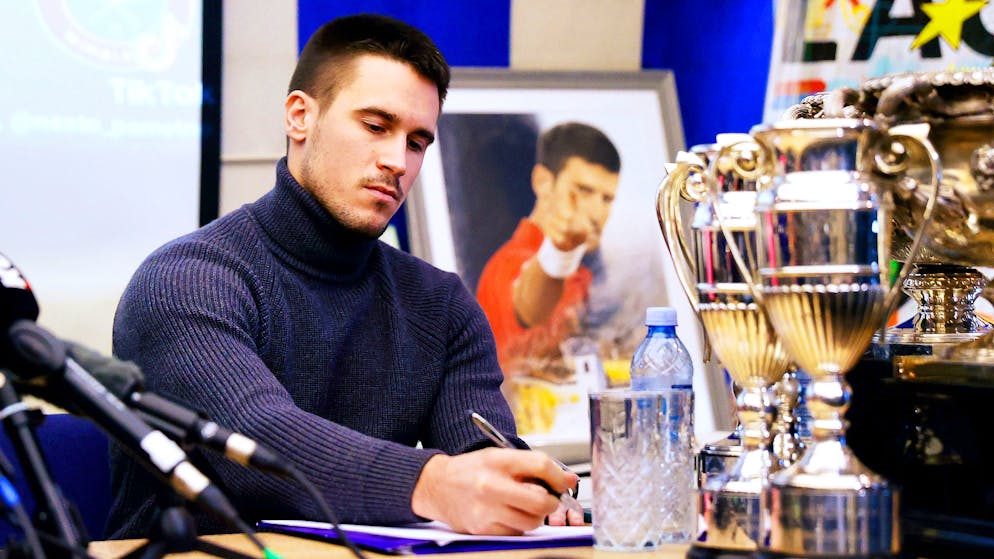 Wie bei einem Gottesdienst. Die total absurde Medienkonferenz der Familie Djokovic