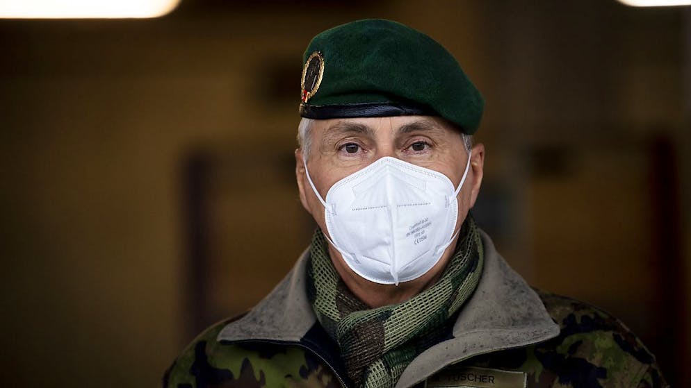 Le masque FFP2 est jugé plus adapté pour l'armée (ici Mathias Tuescher, commandant de la division territoriale 1).