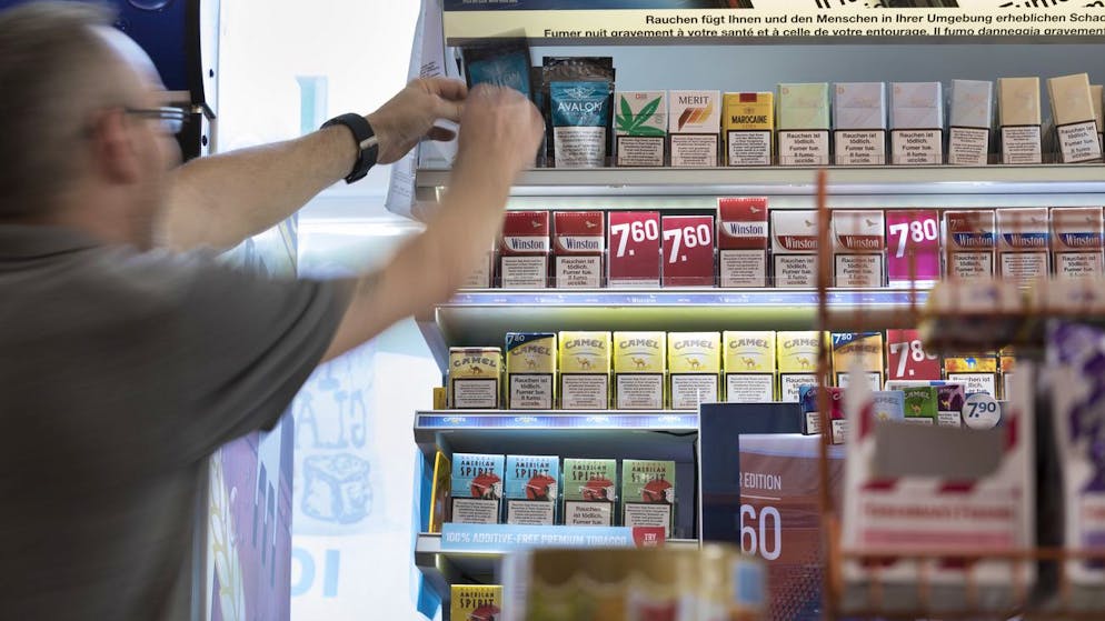 Cigarettes and legal cannabis (top left) with a THC-level of under 1 percent, in a kiosk shop at Langstrasse in Zurich, Switzerland, on July 5, 2017. (KEYSTONE/Gaetan Bally)
Zigaretten und legales Cannabis (oben links) mit einem THC-Wert von unter 1 Prozent, aufgenommen am 5. Juli 2017 in einem Kiosk an der Langstrasse im Zuercher Kreis 4. (KEYSTONE/Gaetan Bally)