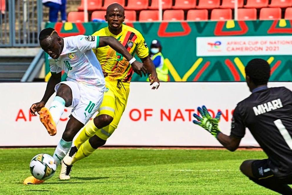 Sadio Mané (à gauche) a inscrit le penalty libérateur pour le Sénégal.