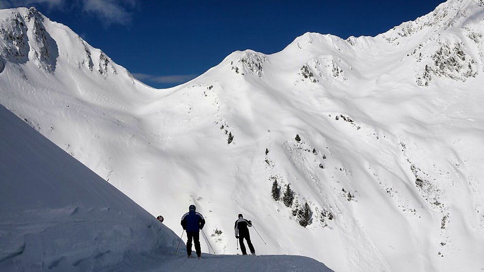 A Kitzbuehel, centro del Tirolo austriaco che dal 18 gennaio ospiterà la Coppa del mondo di sci, l'incidenza sfiora quota 3300. Anche a Vienna i contagi stanno salendo e l'incidenza su 100'000 abitanti ormai è di 934, mentre la media nazionale in Austria è 695.