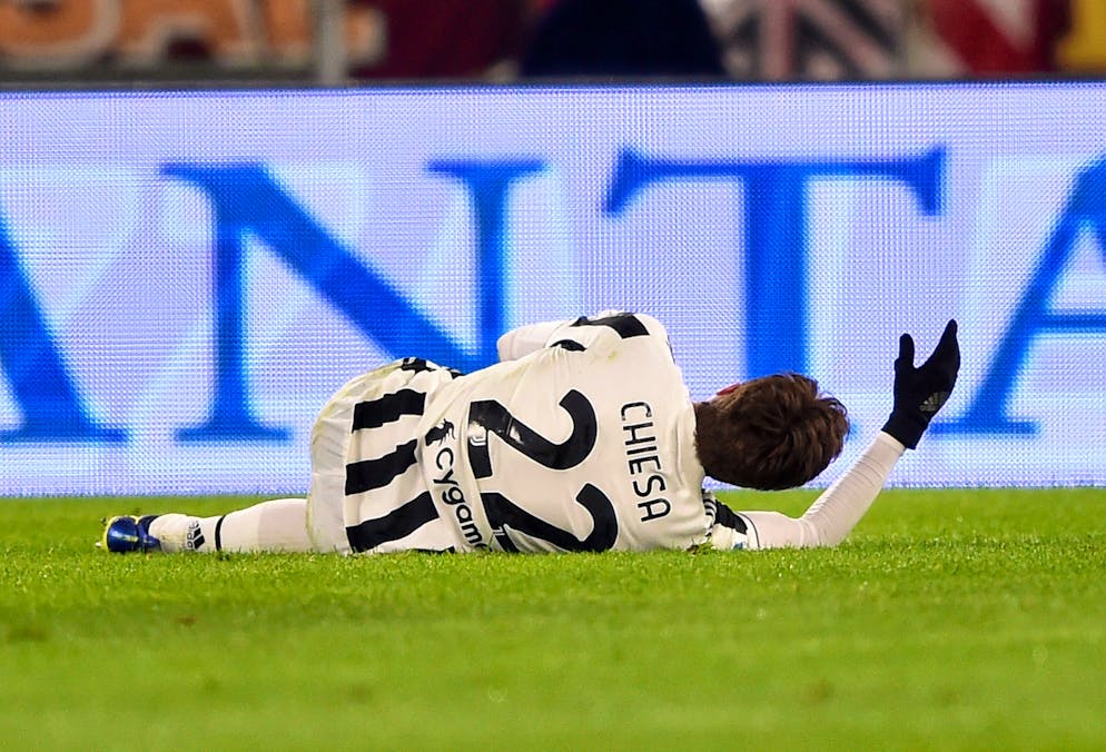 Federico Chiesa steso sul prato dell'Olimpico di Roma