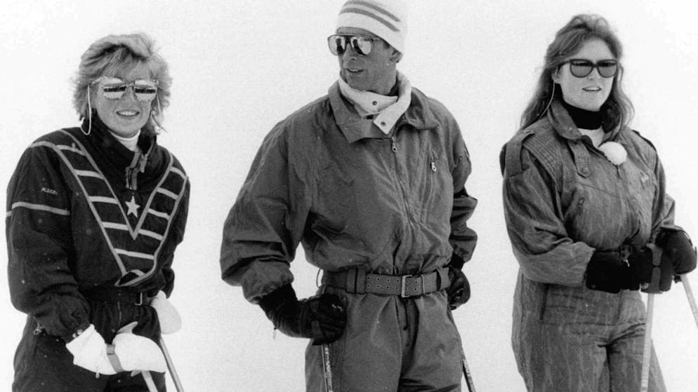 Prinzessin Diana (links), Prinz Charles und Herzogin Sarah Ferguson in den Skiferien in Klosters, 1988. (KEYSTONE/str)